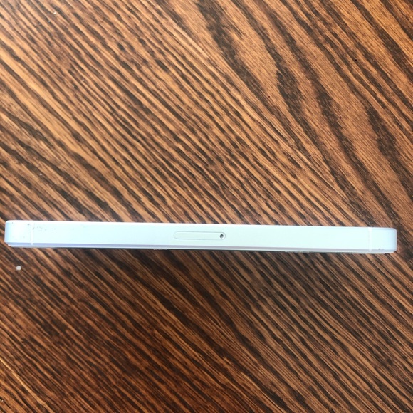 iPhone 5 SE model A1723 - Picture 5 of 8